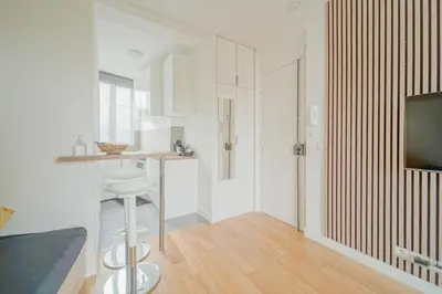 Télévision ou salle de divertissement dans l'établissement Charming studio near Paris