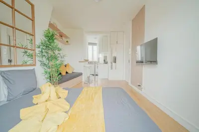 Télévision ou salle de divertissement dans l'établissement Charming studio near Paris