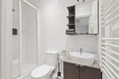 Salle de bains dans l'établissement Studio Appartement Quartier Tour Eiffel 10 Free Netflix