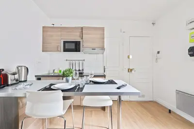 Cuisine ou kitchenette dans l'établissement Studio Appartement Quartier Tour Eiffel 10 Free Netflix