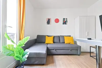 Coin salon dans l'établissement Studio Appartement Quartier Tour Eiffel 10 Free Netflix
