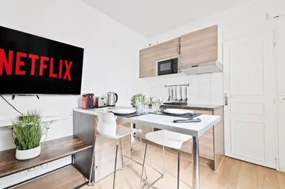 Cuisine ou kitchenette dans l'établissement Studio Appartement Quartier Tour Eiffel 10 Free Netflix