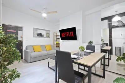 Télévision ou salle de divertissement dans l'établissement Studio Appartement Quartier Notre-Dame Free Netflix