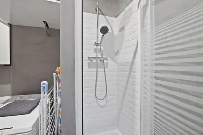 Salle de bains dans l'établissement Studio Appartement Quartier Notre-Dame Free Netflix