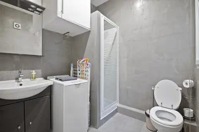 Salle de bains dans l'établissement Studio Appartement Quartier Notre-Dame Free Netflix