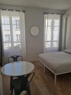 Un ou plusieurs lits dans un hébergement de l'établissement Chambre privée - Vue Tour Eiffel