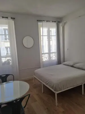 Un ou plusieurs lits dans un hébergement de l'établissement Chambre privée - Vue Tour Eiffel