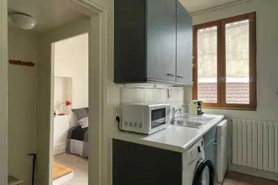 Cuisine ou kitchenette dans l'établissement Bel appartement deux pas dHôtel de Ville-métro 11