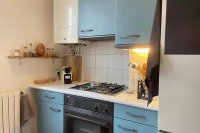 Cuisine ou kitchenette dans l'établissement Bel appartement deux pas dHôtel de Ville-métro 11
