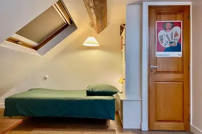 Un ou plusieurs lits dans un hébergement de l'établissement Bel appartement deux pas dHôtel de Ville-métro 11