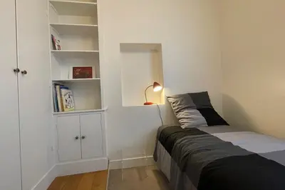 Un ou plusieurs lits dans un hébergement de l'établissement Bel appartement deux pas dHôtel de Ville-métro 11