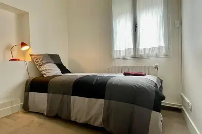 Un ou plusieurs lits dans un hébergement de l'établissement Bel appartement deux pas dHôtel de Ville-métro 11