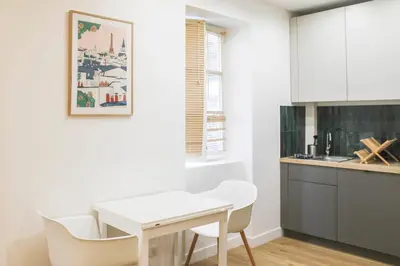 Cuisine ou kitchenette dans l'établissement Charming apartment in the heart of the 18th