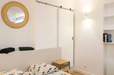 Un ou plusieurs lits dans un hébergement de l'établissement Charming apartment in the heart of the 18th