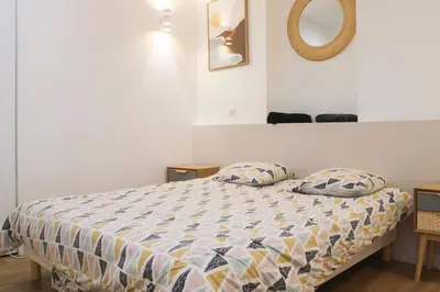 Un ou plusieurs lits dans un hébergement de l'établissement Charming apartment in the heart of the 18th