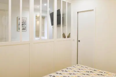Un ou plusieurs lits dans un hébergement de l'établissement Charming apartment in the heart of the 18th