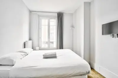 Un ou plusieurs lits dans un hébergement de l'établissement Lovely flat 5min walk from the Marie d'Issy metro station