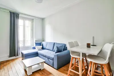 Coin salon dans l'établissement Lovely flat 5min walk from the Marie d'Issy metro station