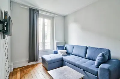 Coin salon dans l'établissement Lovely flat 5min walk from the Marie d'Issy metro station