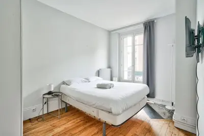 Un ou plusieurs lits dans un hébergement de l'établissement Lovely flat 5min walk from the Marie d'Issy metro station