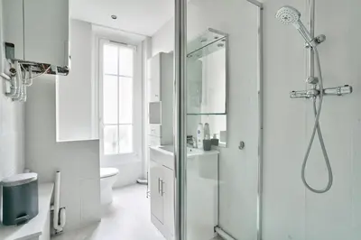 Salle de bains dans l'établissement Lovely flat 5min walk from the Marie d'Issy metro station