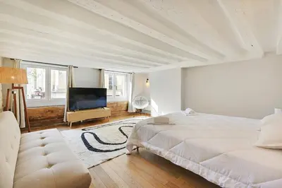 Un ou plusieurs lits dans un hébergement de l'établissement MyKeypers - Deluxe Flat 6P - St Germain des Pres Café de FLORE