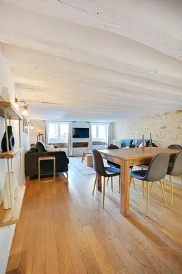 Télévision ou salle de divertissement dans l'établissement MyKeypers - Deluxe Flat 6P - St Germain des Pres Café de FLORE
