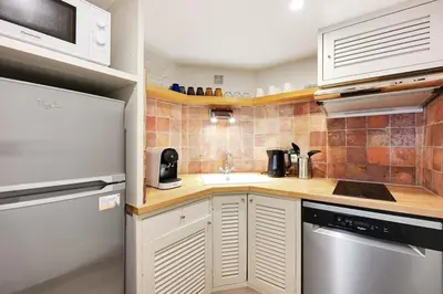 Cuisine ou kitchenette dans l'établissement MyKeypers - Deluxe Flat 6P - St Germain des Pres Café de FLORE