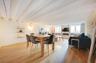 Télévision ou salle de divertissement dans l'établissement MyKeypers - Deluxe Flat 6P - St Germain des Pres Café de FLORE