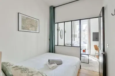 Un ou plusieurs lits dans un hébergement de l'établissement Superb 1BR Flat 10 min from Bon Marché Rive Gauche