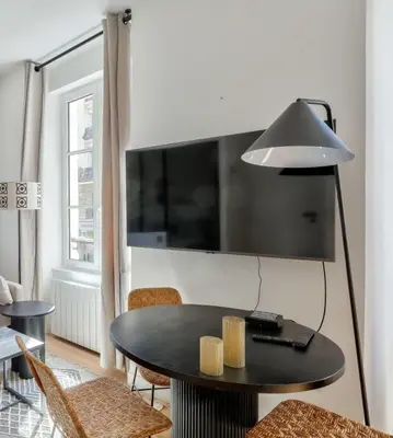Télévision ou salle de divertissement dans l'établissement Superb 1BR Flat 10 min from Bon Marché Rive Gauche