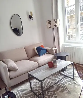Coin salon dans l'établissement Superb 1BR Flat 10 min from Bon Marché Rive Gauche