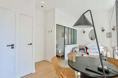 Un ou plusieurs lits dans un hébergement de l'établissement Superb 1BR Flat 10 min from Bon Marché Rive Gauche