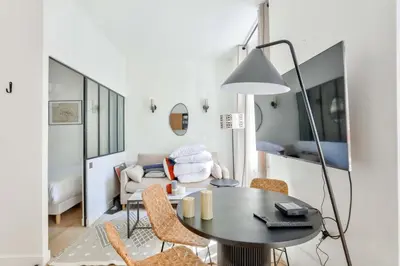 Télévision ou salle de divertissement dans l'établissement Superb 1BR Flat 10 min from Bon Marché Rive Gauche