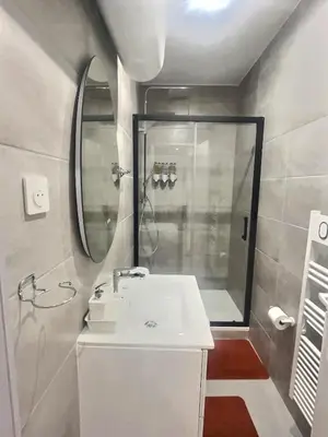 Salle de bains dans l'établissement Le Nid de Clichy