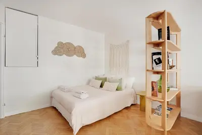 Un ou plusieurs lits dans un hébergement de l'établissement Charmant studio 30 m2 proche Hôpital américain