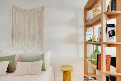 Bibliothèque dans l'appartement