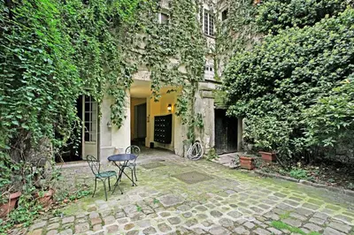 Jardin de l'établissement Loft avec terrasse au coeur du Marais