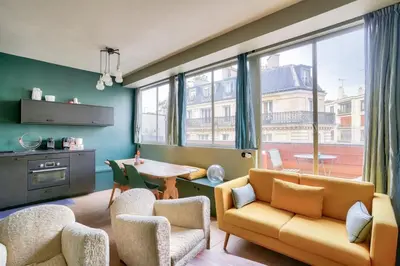 Coin salon dans l'établissement 1BR Flat with Balcony near the Eiffel Tower