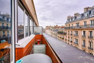 Balcon ou terrasse dans l'établissement 1BR Flat with Balcony near the Eiffel Tower