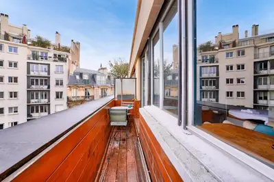 Balcon ou terrasse dans l'établissement 1BR Flat with Balcony near the Eiffel Tower
