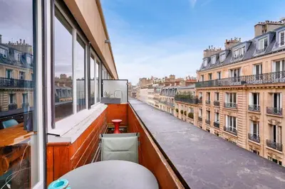 Balcon ou terrasse dans l'établissement 1BR Flat with Balcony near the Eiffel Tower