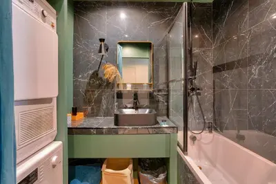 Salle de bains dans l'établissement 1BR Flat with Balcony near the Eiffel Tower
