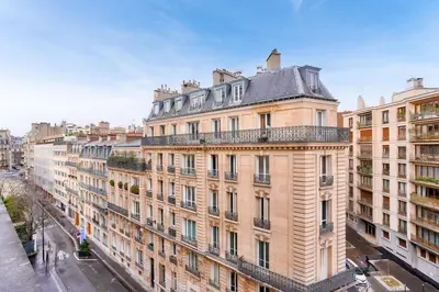Vue générale sur Paris ou vue de la ville depuis l'appartement