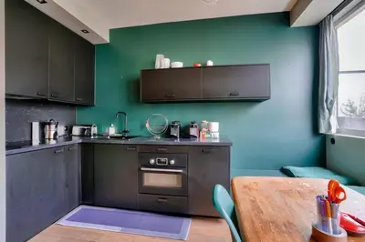 Cuisine ou kitchenette dans l'établissement 1BR Flat with Balcony near the Eiffel Tower