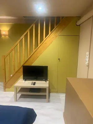 Télévision ou salle de divertissement dans l'établissement Montmartre Shelter