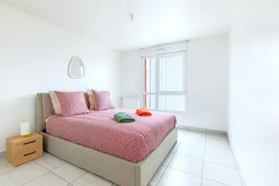 Un ou plusieurs lits dans un hébergement de l'établissement Magnifique vue sur la Tour Eiffel - Paris 10mn - Parking privé gratuit - métro 2min - balcon