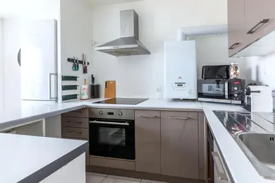 Cuisine ou kitchenette dans l'établissement Magnifique vue sur la Tour Eiffel - Paris 10mn - Parking privé gratuit - métro 2min - balcon