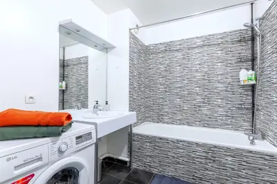 Salle de bains dans l'établissement Magnifique vue sur la Tour Eiffel - Paris 10mn - Parking privé gratuit - métro 2min - balcon