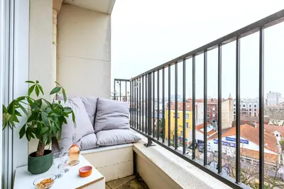 Balcon ou terrasse dans l'établissement Magnifique vue sur la Tour Eiffel - Paris 10mn - Parking privé gratuit - métro 2min - balcon